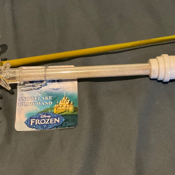 Disneys  FROZEN SNOWFLAKE GLOW WAND  NWT - Picture 7 of 15